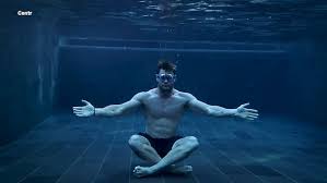 Avengers star chris hemsworth has got a solution for all the kids who can't sit still in coronavirus lockdown, as he offers a free guided meditation. Chris Hemsworth Tries To Meditate At Bottom Of Pool In Brilliant Clip Metro News