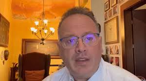 Juicio contra Don Stockwell por presuntas estafas continuará hasta 2026