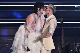 La scaletta della quarta serata del festival di sanremo 2020 prevede l'esibizione di tutti i 24 cantanti della categoria big, che proporranno di nuovo le canzoni portate in gara, che saranno sottoposte al voto espresso contestualmente dalla giuria demoscopica, della sala stampa e del televoto. I Momenti Top E Flop Della Quarta Serata Di Sanremo 2021