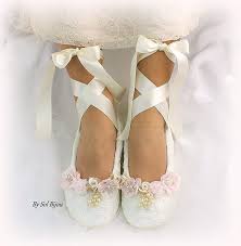 Elfenbein Spitze Hochzeit Ballettschuhe Schnuren Braut Ballerinas Mit Blumen Und Perlen Flache Schuhe Komforta Ballet Shoes Flower Girl Shoes Ballet Slippers