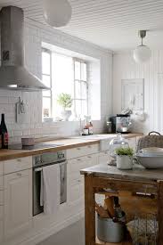 Avskavt Och Vitt Som I Vintage Och Lantlig Shabby Chic Farmhouse Kitchen Design Chic Kitchen Home Kitchens