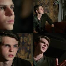 Pan Wakes Up Robbie Kay Peter Pan Peter Pan Ouat Robbie Kay