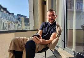 Подоляк отметил, что никифоров уже заступил на новую должность и сопровождал зеленского в ходе. K5f97pwbfeiohm