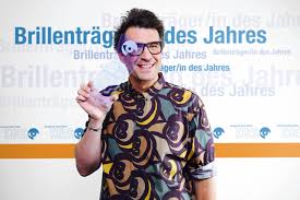 Er hat sich auf die liste dieser berühmten persönlichkeiten gesetzt, die am 18. Daniel Hartwich Ist Brillentrager Des Jahres 2019 Sudwestdeutscher Augenoptiker Und Optometristen Verband