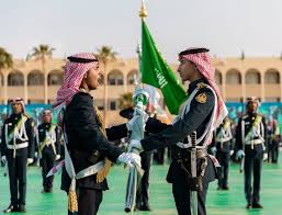 كما حضر الرؤساء المصري عبد الفتاح السيسي والسوداني عمر حسن. Ø´Ø§Ù‡Ø¯ Ø¨Ø§Ù„ØµÙˆØ± ÙˆØ²ÙŠØ± Ø§Ù„Ø­Ø±Ø³ Ø§Ù„ÙˆØ·Ù†ÙŠ ÙŠØ±Ø¹Ù‰ Ø­ÙÙ„ ØªØ®Ø±ÙŠØ¬ Ø·Ù„Ø§Ø¨ ÙƒÙ„ÙŠØ© Ø§Ù„Ù…Ù„Ùƒ Ø®Ø§Ù„Ø¯ Ø§Ù„Ø¹Ø³ÙƒØ±ÙŠØ© ØµØ­ÙŠÙØ© Ø§Ù„Ù…ÙˆØ§Ø·Ù† Ø§Ù„Ø¥Ù„ÙƒØªØ±ÙˆÙ†ÙŠØ©