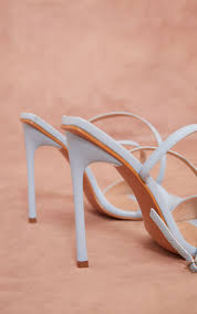 On a toutes crushé sur cette paire de sandales ! Sandales Talons Hauts Bleu Ciel Similicuir Brides Croisees Prettylittlething Fr