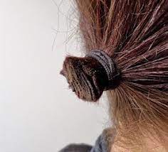 Il travaille sur une chevelure propre, essorée et parfaitement démêlée. Epingle Sur Coiffure