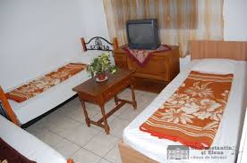 Totodata, padurile intinse care îmbracă dealurile dimprejurul caminului de batrani, îți dau. Caminul De Batrani Sfintii Constantin Si Elena