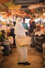 صور لفتاة من باتنة ترتدي الحايك في سوق الرحبة in 2021 fashion apron
