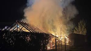 Provided to youtube by distrokid haus in flammen · breakmaster cylinder songs for broadcast, part. Grosseinsatz Bei Schwabach Flammen Schiessen Aus Haus Und Scheune Schwabach Oberbaimbach Nordbayern