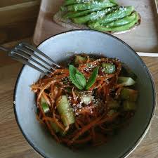 Salade Carotte Concombre Menthe Sesame Sauce Soja 2 Mn Top Chrono A Preparer Et A Manger C Est Vous Qui Voyez Rawfood Crusine In 2020