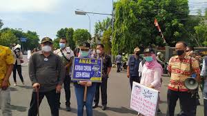 Kepala satpol pp kota semarang fajar purwoto ikut terjun langsung ke lapangan. Warga Luar Kota Dilarang Masuk Kota Cirebon Suara Jabar