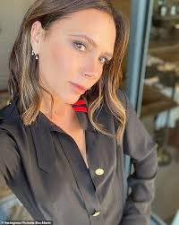 Victoria beckham is a fashion designer and former member of the girlband spice girls. Victoria Beckham Exudes Elegance In Military Style Dress Aktuelle Boulevard Nachrichten Und Fotogalerien Zu Stars Sternchen
