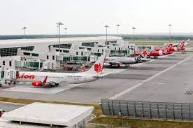 Visitors gathered in front of the redq building Sources Airasia Move To Klia Could See Some Airlines Shift To Klia2