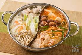 紅白どっち派 紅白火鍋のレシピ 作り方 レシピ大百科 レシピ 料理 味の素パーク 豚バラ薄切り肉や袋入りカット野菜 にらもやしミックス を使った料理 レシピ レシピ 料理 レシピ 豚バラ薄切り肉