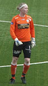 I en match som sverige i större delen ägde var det farligaste hon behövde för en hemåtpassning från magda. Hedvig Lindahl Wikipedia