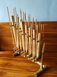 Alat musik tradisional indonesian yang dipukul bisa kita jumpai di berbagai macam daerah, bahkan hampir diseluruh kota atau daerah di indonesia. Distributor Alat Musik Tradisional Angklung Sumatera Barat Madaniah