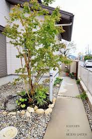 既存のモミジに下草を添えて花壇に 玄関アプローチ花壇 下草 花壇