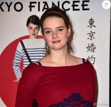 Pauline etienne was born on june 26, 1989 in ixelles, brussels, belgium. Pauline Etienne Enceinte Et Tres Amoureuse Rayonne Avec Son Baby Bump Purepeople