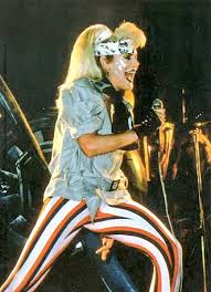 Cantata al festivalbar nel 1981 è stata la vincitrice assoluta!! Donatella Rettore On Twitter Rockettara Notte Rettore Rock Kamikaze Italia Lamette Musica