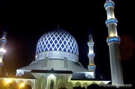 Overlooking the klang river, it offers breathtaking photo opportunities for travellers due to the combination of ancient moorish, islam and mughal architectural styles. Kuala Lumpur Backpacking Malaysia