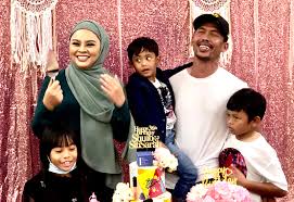 32 tahun (2016) status : Siti Sarah Dapat Hadiah Jam Tangan Rolex Daripada Suami