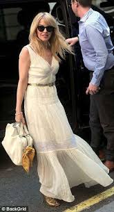 Kylie Minogue Feat Gente De Zona Stop Me From Falling Movie Star Quality The Songstress Accentuated Her Lithe Waistline With Her Skinny Gold Belt That Wrapped Around Her Wai Kylie Minogue Kylie Minogue Hair Kylie