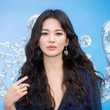 Tak hanya anak muda, banyak juga wanita paruh baya yang terpikat oleh ketampanan artis asal negeri ginseng ini. 41 Model Rambut Panjang Untuk Wajah Bulat Terbaru 2021