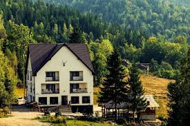 Noile vouchere de vacanță au ajuns deja la beneficiari, așa că dacă sunteți printre cei care căutați listele cu pensiunile, hotelurile sau agențiile de odată ce ai primit noile vouchere de vacanță 2018 de la angajator, îți alegi agenția, hotelul, pensiunea sau unitatea de cazare unde dorești să. Top 20 De Pensiuni De Poveste Din Romania Unde SÄƒ Te Duci Cu Voucherele De VacanÈ›Äƒ