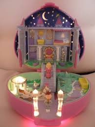 He opens up to reveal the forrest he lived in with his left shoulde.from 128045155 16 Polly Pocket Sets Die Jedes Madchen Haben Wollte