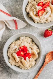 Mingau De Quinoa Com Leite De Coco E Morangos Frescos Foto Premium