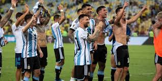 Jugadores de Argentina se burlan de Inglaterra antes de una posible semifinal del Mundial