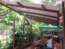 pergola estructura en madera y cubierta en policarbonato instalada para un restaurante estructuras de madera decoracion de exteriores madera