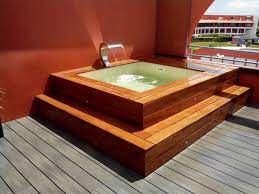 Petite Piscine En Bois Sur Toit Terrasse Avec Cascade Et Bois Exotique Une Authentique Piscine Spa Piscine Bois Spa Bois Micro Piscine