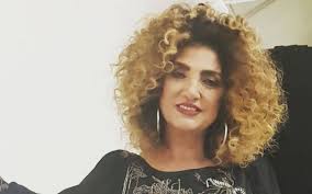 Cantante siciliana doc, marcella bella iniziò la sua attività di cantante nel 1965, alla tenera età di 13 anni, partecipando ad un concorso per voci nuove, una specie di festival per dilettanti. Marcella Bella Avete Mai Visto Sua Figlia Carolina Somiglianza Pazzesca