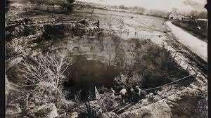 Le gouffre de padirac est l'entrée monumentale d'une cavité naturelle, situé dans le lot en france, d'une dimension de 35 mètres de diamètre environ. L Histoire Du Gouffre De Padirac
