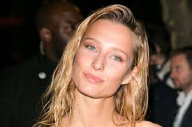 Une histoire d'amour qui dure, puisqu'elle partage sa vie depuis sept ans déjà. Ilona Smet Se Confie Sur Sa Relation Avec Son Pere David Hallyday
