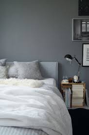 Herbstschlafzimmer In Grautonen Graue Wand Schlafzimmer Dunkelgraue Wande Graues Bett