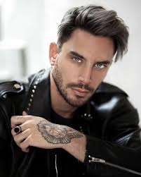 Capelli grigi sfumati con ciuffo lungo davanti e rasatura su un lato. 1001 Idee Per Capelli Corti Uomo Sfumati Con Acconciature