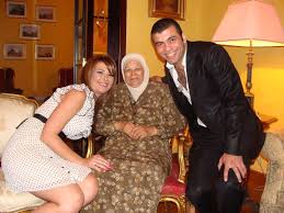 لم يهدأ الجمهور المتعصب الذي لا يشغله سوى الدعاء ليلا نهارا لانفصال عماد متعب عن يارا نعوم وزاد غضبهم بعد مشاهدة صور قبلات عماد متعب لخطيبته يارا نعوم التي يؤكد فيها. ÙŠØ§Ø±Ø§ Ù†Ø¹ÙˆÙ… ÙˆØ¹Ù…Ø§Ø¯ Ù…ØªØ¹Ø¨ ÙÙŠ ØµÙˆØ± Ø¹Ø§Ø¦Ù„ÙŠØ© 2012 Rahalnews