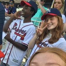 Caleb Mclaughlin And Sadie Sink At A Braves Game Cast Stranger Things Sadie Sink Stranger Things