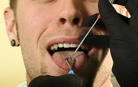 Zungenpiercing Schmerzen Schwellung Entzundung Nach Dem Stechen