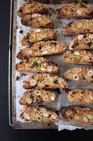 Cantuccini Aux Noisettes Aux Amandes Aux Pistaches Et Aux Pepites De Chocolat Noir Beau A La Louche Recettes De Cuisine Recette Cuisine Et Boissons