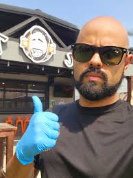 What restaurants in San Angelo have a full bar and a fun atmosphere?