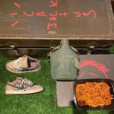Und der ist vollgepackt mit details. Travis Scott Teases Look At His Nike Sb Dunk Low Cactus Jack Collaboration Pause Online Men S Fashion Street Style Fashion News Streetwear