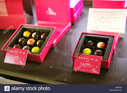 Ein fest für die liebe: Valentinstag Schokolade Auf Dem Display Am 9 Februar 2015 Tokio Japan Deremiens Ist Das Beliebteste Biz Choco Geschaft Schokolade Geschenk Fur Mitarbeiter Fur Frauen In Ihren 20ern Am In Im Kaufhaus Printemps In