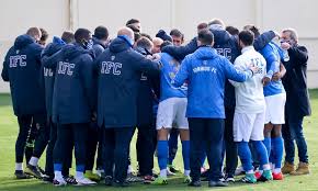 Ο κοτσώνης σε μια προσπάθεια του τραυματίστηκε με αποτέλεσμα να δεχθεί τις ιατρικές βοήθειες. Iwnikos Ofi To Gkol Toy Platella Gia To 1 0 Vid Fosonline