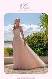 Wir zeigen dir, was die farbe blush genau bedeutet und zu wem dieses brautkleid am besten passt. Ein Brautkleid Von Amelie Bridal In Blush Mit Spitze Und Tull Diese Wundervolle A Linie Ist Erhaltlich Im Grossen Brautmodengeschaf Braut Brautkleid Brautmode