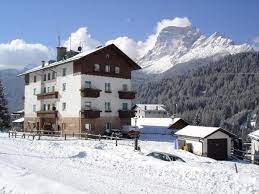 Vi sveglierete circondati da boschi e valli che d'inverno s'imbiancano, cullati dal ritmo della natura. Ferienwohnungen Fiori San Vito Di Cadore Cortina Und Umgebung