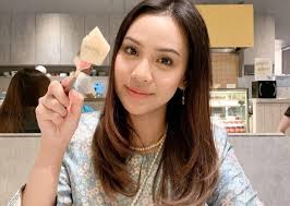 Langkah kaki diatur perlahan menuju ke pintu lif. Biodata Siti Khadijah Halim Pelakon Bidadari Salju Oh Hiburan